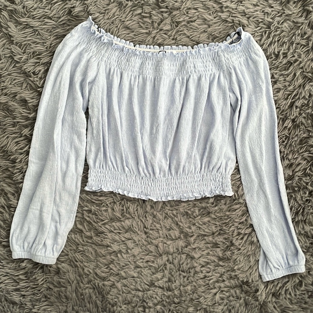 🎈baby blue long sleeve crop top